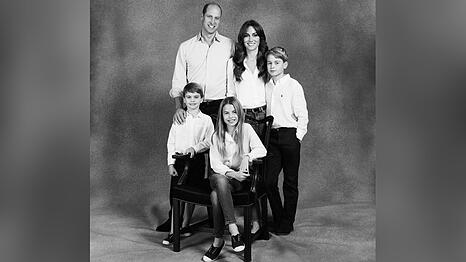 Prinz William, Prinzessin Kate, Prinz George, Prinzessin Charlotte und Prinz Louis - auf einem Portr&auml;t von Josh Shinner, das zur Weihnachtskarte 2023 wurde.