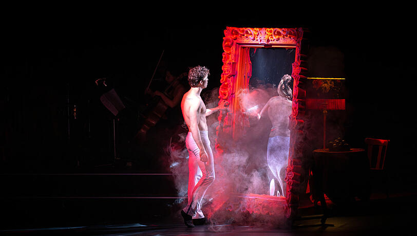 Locke Venturato in &bdquo;Das Bildnis des Dorian Gray&ldquo; von Enrique Gasa Valga im Deutschen Theater.
