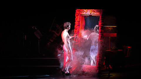 Locke Venturato in &bdquo;Das Bildnis des Dorian Gray&ldquo; von Enrique Gasa Valga im Deutschen Theater.