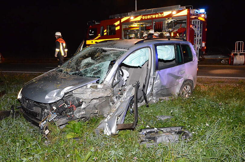 Überholmanöver zum falschen Moment: Zwei Autos krachen frontal ineinander, die beiden Fahrer sind verletzt.