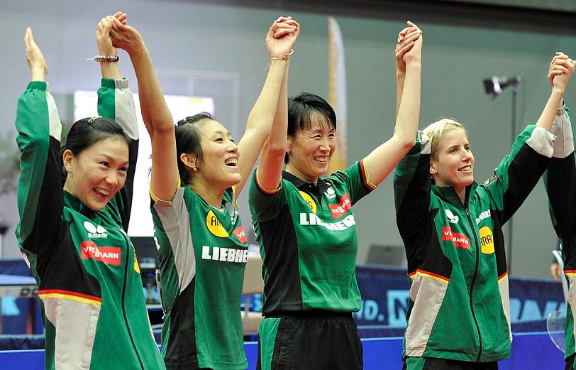 Shan Xiaona, Han Ying, Bundestrainerin Jie Schöpp and Kristin Silbereisen (v.l.) feiern den EM-Triumph.