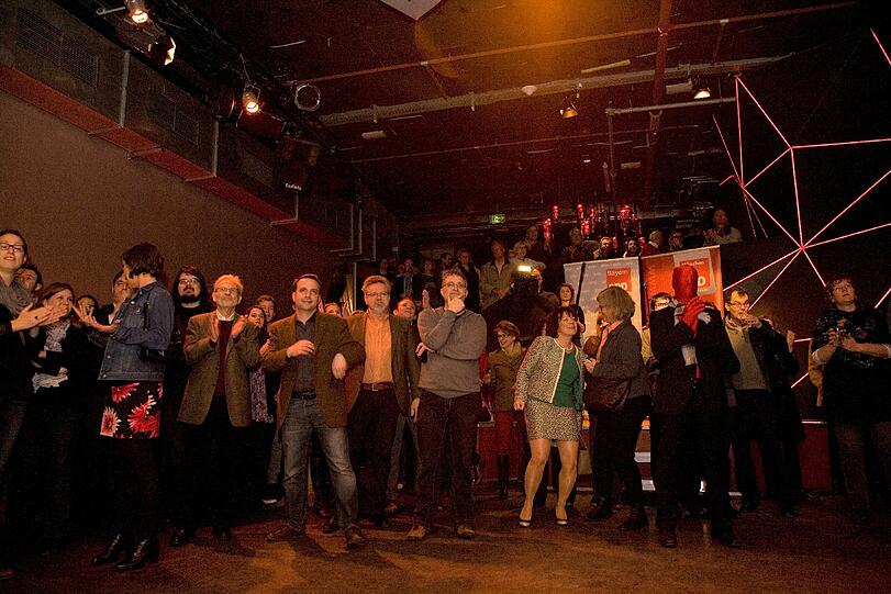 Ausgelassene Stimmung auch bei der Wahlparty der SPD im Neuraum.