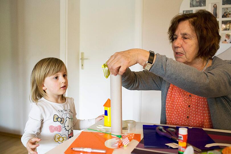 Gemeinsam basteln die vierjährige Samira unf ihre Leihoma Jutta an einem Windrad.