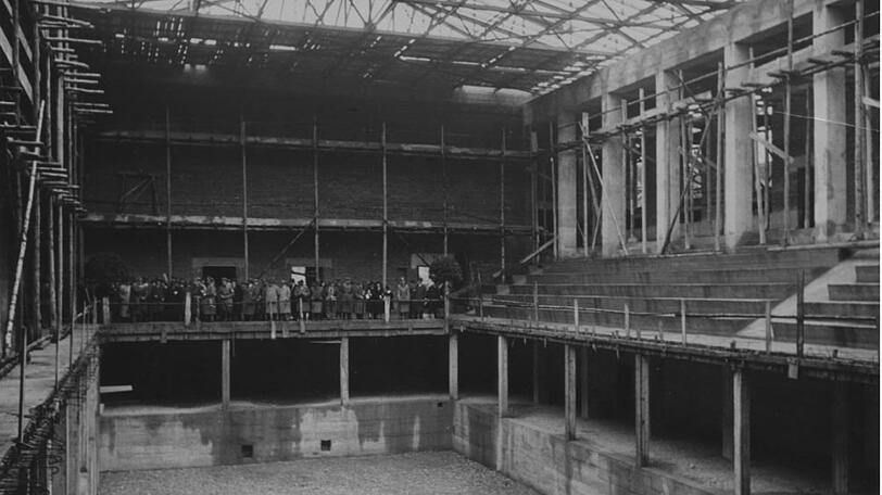 Das Nordbad im Bau: rechts im Bild die Tribünen.