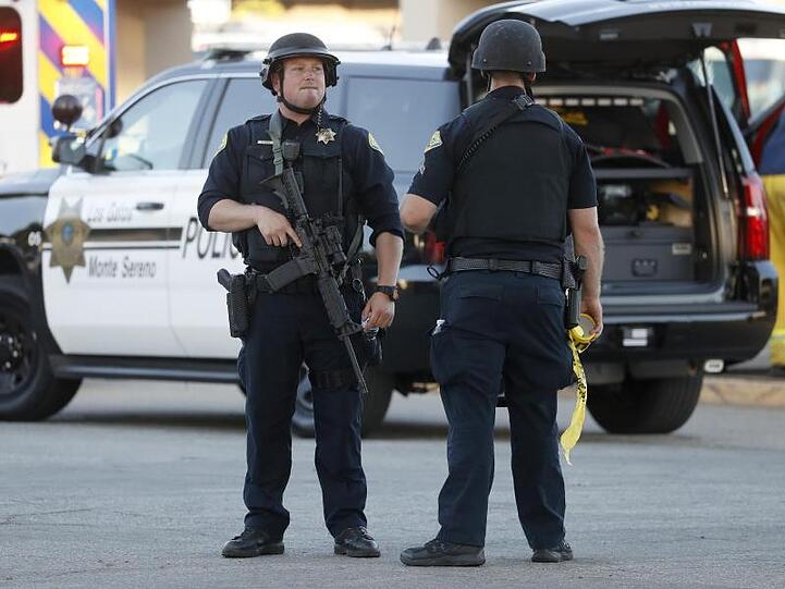 Polizisten sichern den Tatort in der Stadt Gilroy südlich von San Francisco.