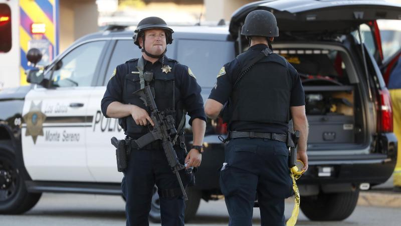 Polizisten sichern den Tatort in der Stadt Gilroy südlich von San Francisco. Polizisten sichern den Tatort in der Stadt Gilroy südlich von San Francisco.
