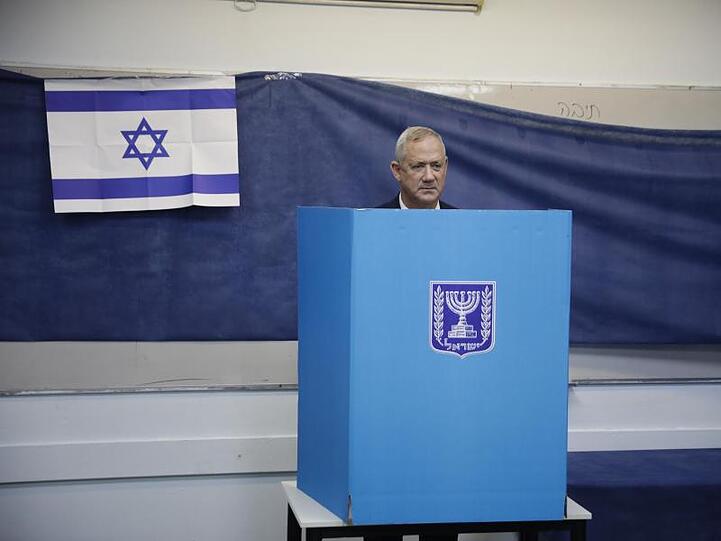 Benny Gantz in der Wahlkabine.