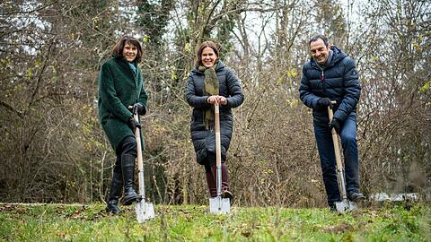 Bürgermeisterin Verena Dietl (m.), Tierpark-Direktor Rasem Baban und Marlies Mirbeth, Mitglied des Vorstandes der Stadtsparkasse München, gaben die Baustelle auf der ehemaligen Braunbärenanlage frei.