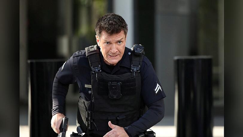 Nathan Fillion k&auml;mpft sich als "The Rookie" zur&uuml;ck.