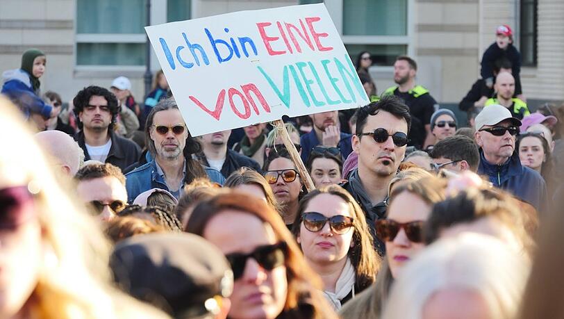 Eines der Schilder auf einer Demonstration gegen sexualisierte digitale Gewalt am 22. M&auml;rz in Berlin.
