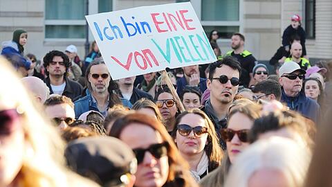 Eines der Schilder auf einer Demonstration gegen sexualisierte digitale Gewalt am 22. M&auml;rz in Berlin.