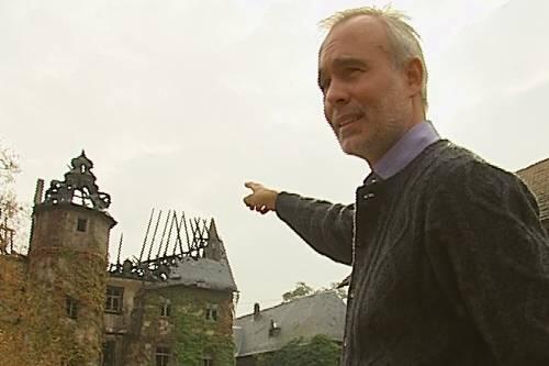 Schlossherr Dominique A. Arens vor den Trümmern seines Schlosses.