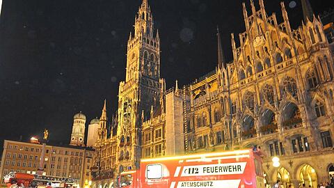 Woher kommt der Qualm? Mit einer Leiter suchen die Retter die Fassade ab. Gäste vom Ratskeller beobachten das Spektakel.