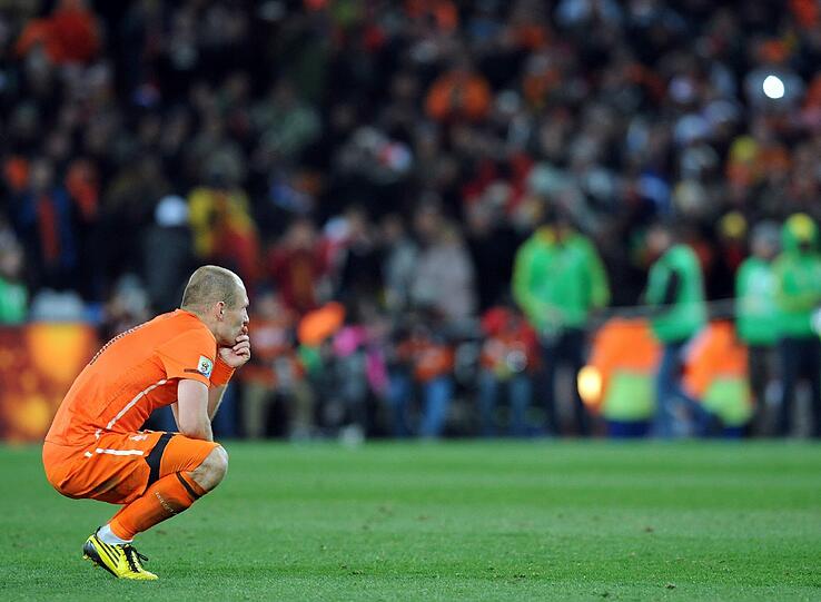 Nach dem verlorenen Endspiel gegen Spanien wirkt Robben enttäuscht und nachdenklich - als ahne er bereits, was nach der WM noch auf ihn zukommen sollte.
