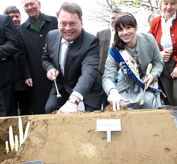 Spargelkönigin Daniela Kögler hat am Mittwoch auf dem Viktualienmarkt gemeinsam mit dem bayerischen Landwirtschaftsminister Brunner die Spargelsaison eröffnet. Spargel ist die flächenmäßig bedeutendste Gemüsekultur in Bayern. Bayerischer Spargel kostet zwischen sieben und neun Euro pro Kilogramm. Die wichtigsten Anbaugebiete in Bayern sind Franken, die Region um das schwaebische Schrobenhausen sowie um Abensberg in Niederbayern. Sehen Sie hier die Bilder vom Viktualienmarkt.