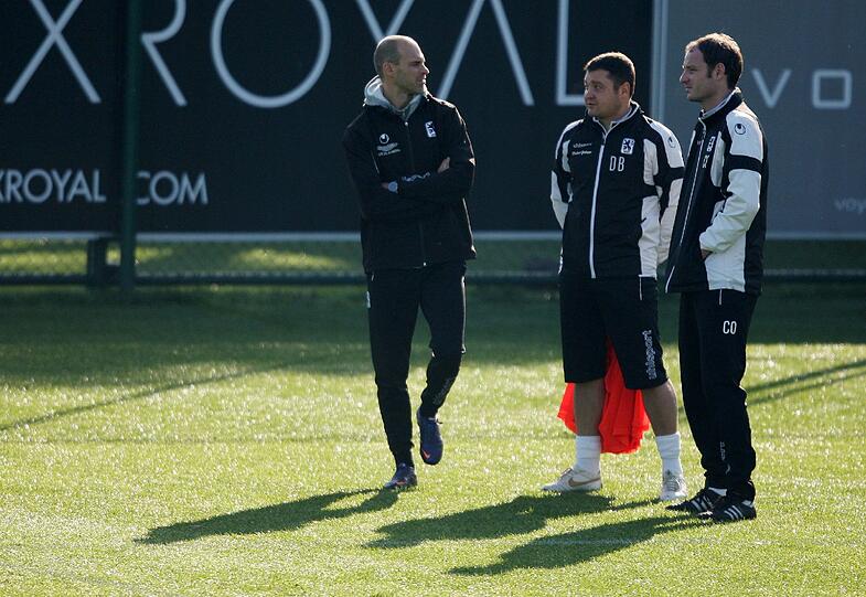 Schmidt (li.) mit seinen Co-Trainern Dennis Bushuev und Markus Schroth.