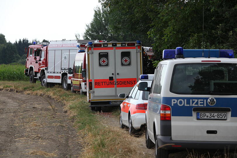Bei einem schweren Unfall mit einem Regionalzug ist am Mittwochmorgen eine junge Autofahrerin ums Leben gekommen.