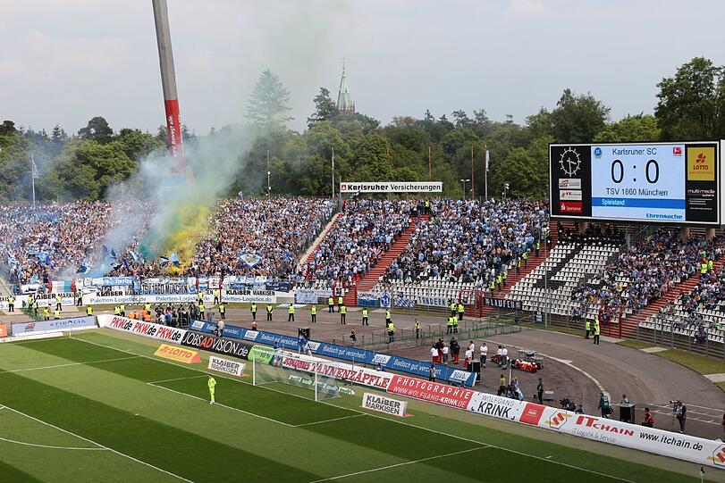 Die Bilder von der Pyro-Show der Löwen-Fans in Karlsruhe