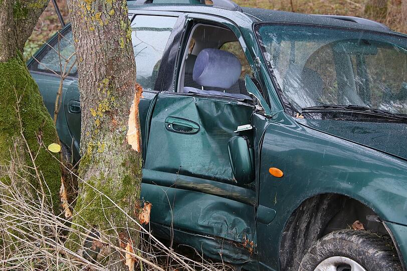 Ein 85-Jähriger kam von der Fahrbahn ab und krachte frontal in das Auto eines 82-Jährigen.
