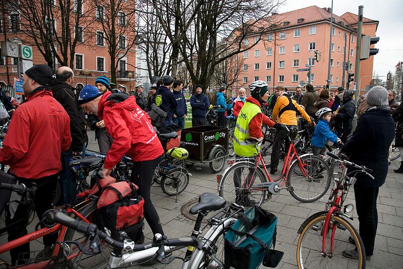 Massenweise Radler am Rosenheimer Platz