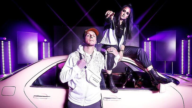 Oliver und Amira Pocher teilen jetzt gemeinsam gegen Influencer aus. Oliver und Amira Pocher teilen jetzt gemeinsam gegen Influencer aus.