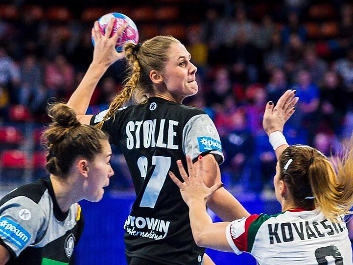 Beste Werferin im deutschen Team: Alicia Stolle (M) holte neun Tore im Spiel gegen Ungarn.