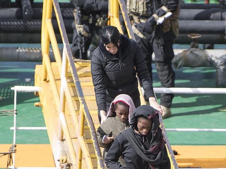 Migranten gehen von Bord des Öltankers "El Hiblu 1", nachdem die maltesische Armee die Kontrolle über das Schiff übernommen hat.
