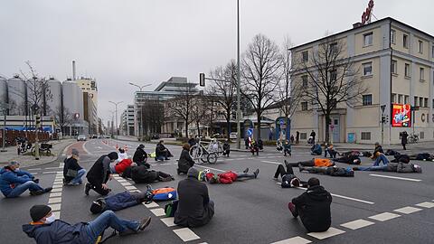 Bedrückendes Bild: die Mahnwache für den verunglückten Radler am Sonntag am Circus Krone.