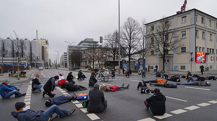 Bedrückendes Bild: die Mahnwache für den verunglückten Radler am Sonntag am Circus Krone.