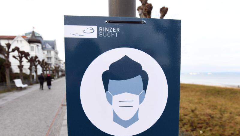 Hinweis auf die Maskenpflicht im Ostseebad Binz auf Rügen.