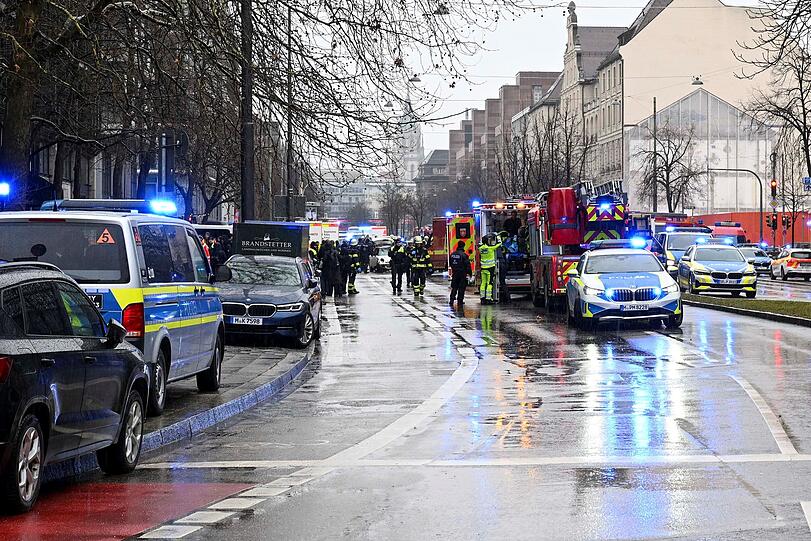 Polizei und Rettungskräfte waren mit einem Großaufgebot vor Ort, das Gebiet wurde großräumig abgesperrt.