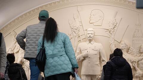 Historiker machen Sowjetdiktator Josef Stalin für den Tod von Millionen Menschen verantwortlich - nun erinnert ein Denkmal in der Moskauer Metro an ihn.
