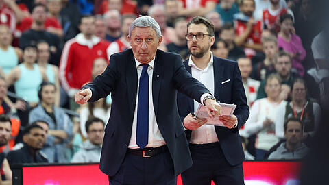 Svetislav Pesic zeigt den Bayern-Basketballern den Weg zum Erfolg. Seit der Trainerfuchs wieder an der Seitenlinie steht, spielt der deutsche Meister wie verwandelt und siegt nun sogar bei Euroleague-Tabellenführer Hapoel Tel Aviv. Svetislav Pesic zeigt den Bayern-Basketballern den Weg zum Erfolg. Seit der Trainerfuchs wieder an der Seitenlinie steht, spielt der deutsche Meister wie verwandelt und siegt nun sogar bei Euroleague-Tabellenführer Hapoel Tel Aviv.