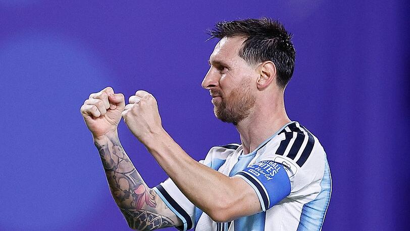 Lionel Messi feiert Argentiniens Sieg. Lionel Messi feiert Argentiniens Sieg.