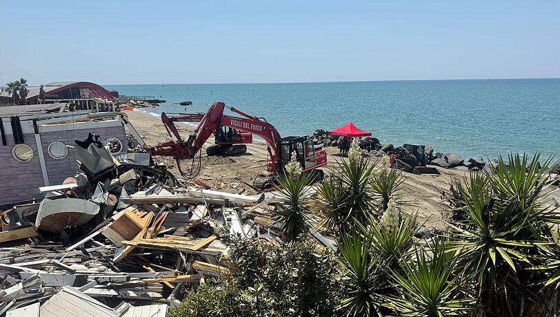 Abrissbagger statt Strandbesucher: In Ostia wird abgerissen. Abrissbagger statt Strandbesucher: In Ostia wird abgerissen.
