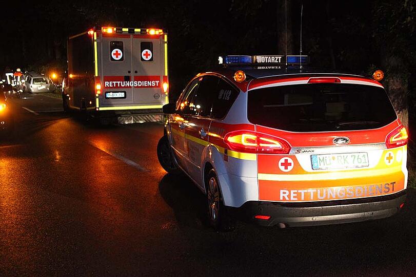 Ein 33-Jähriger ist in Unterreith bei Mühldorf mit seinem Wagen aus einer Kurve geflogen und gegen einen Baum geprallt. Der Fahrer war sofort tot. Am Unfallort wurde eine Bierflasche gefunden, die offenbar aus dem Auto geschleudert worden war. Die Bilder...