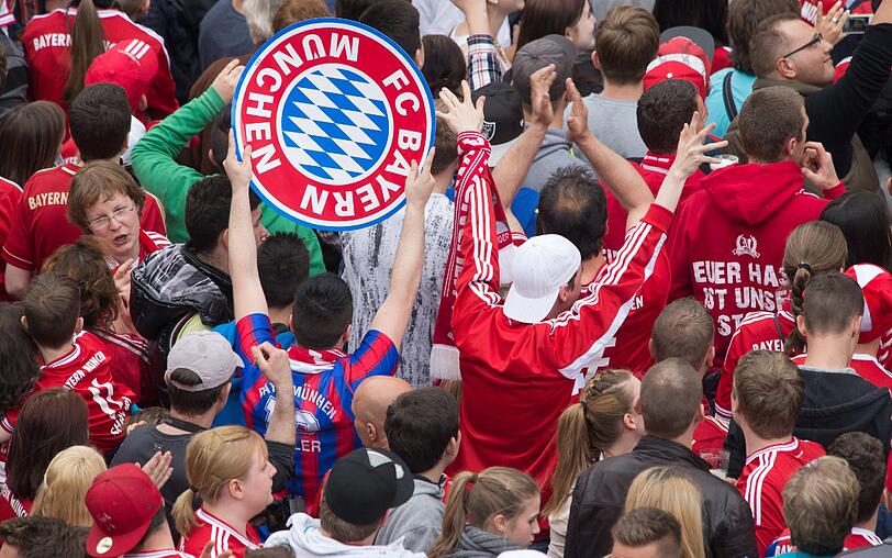 Die Bayern-Fans warten bereits auf dem Marienplatz