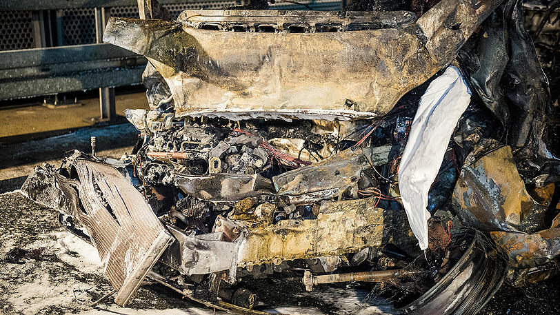 Im Kleinlaster verbrennen zwei Menschen nach dem Auffahrufall auf der A6. Die Bilder der Nacht.