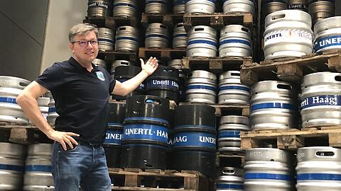Rund 300 Fässer Bier, also knapp 10.000 Liter, hat die Brauerei Unertl von Wirten und Gaststätten zurückgenommen.