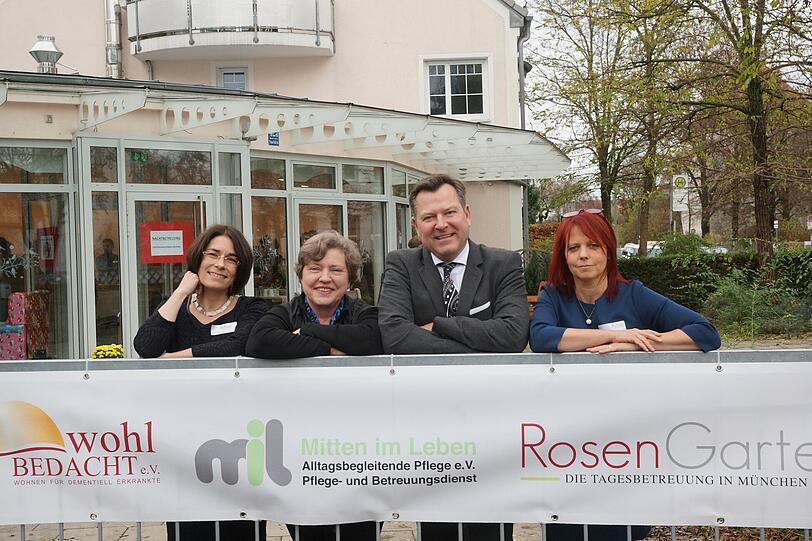 Vor dem Allacher Pflegehaus für Demente (v. l.): Annette Arand, Heike Kainz, Bürgermeister Josef Schmid und Sonja Brandtner.