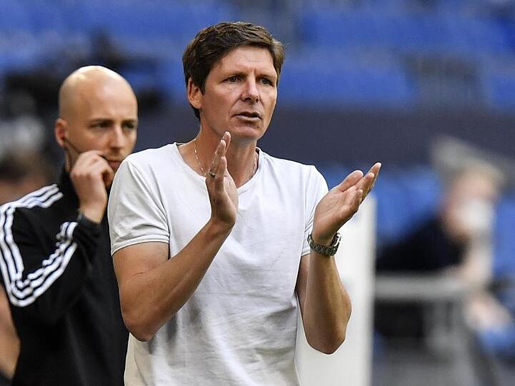 Trainer Oliver Glasner (r) von VfL Wolfsburg applaudiert aus der Seitenlinie. Foto: Martin Meissner/AP-Pool/dpa/Archivbild