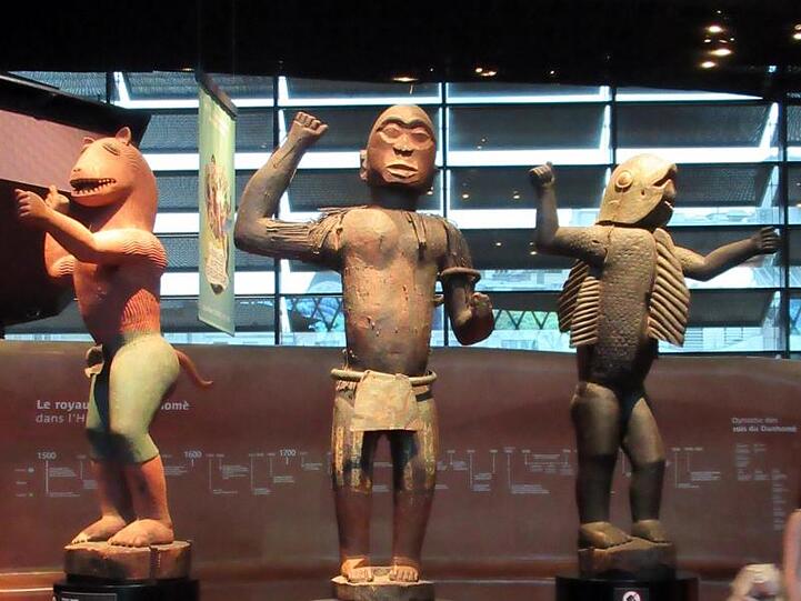 Große königliche Statuen des Königreichs Dahomey aus den Jahren 1890-1892 im Quai Branly Museum-Jacques Chirac.