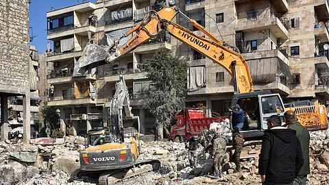 Rettungskräfte und Freiwillige suchen im syrischen Aleppo nach Überlebenden.