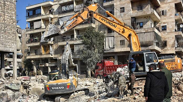 Rettungskr&auml;fte und Freiwillige suchen im syrischen Aleppo nach &Uuml;berlebenden.