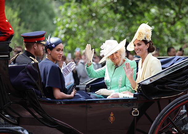 Herzogin Meghan (2. v. li.) wird immer unbeliebter. Königin Camilla (2. v. re.) konnte ihr Negativimage hingegen ablegen.