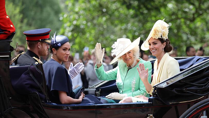 Herzogin Meghan (2. v. li.) wird immer unbeliebter. Königin Camilla (2. v. re.) konnte ihr Negativimage hingegen ablegen. Herzogin Meghan (2. v. li.) wird immer unbeliebter. Königin Camilla (2. v. re.) konnte ihr Negativimage hingegen ablegen.