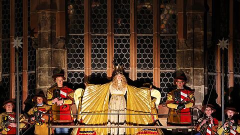 Bei der Er&ouml;ffnung des N&uuml;rnberger Christkindlesmarktes 2024 trug die Vorg&auml;ngerin von Nora Falk das prunkvolle Gewand. (Archivbild)