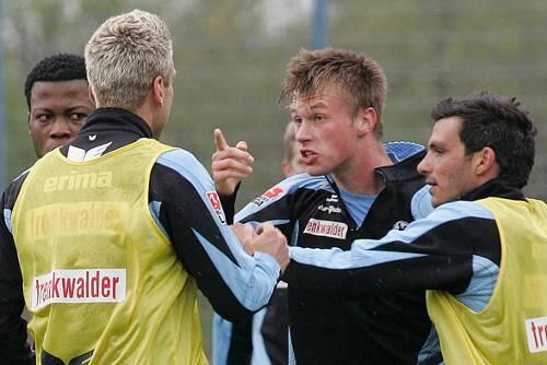 Marvin Pourie geht auf Torben Hoffman los. Marvin Pourie geht auf Torben Hoffman los.