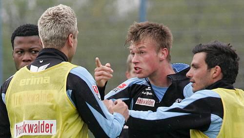 Marvin Pourie geht auf Torben Hoffman los.