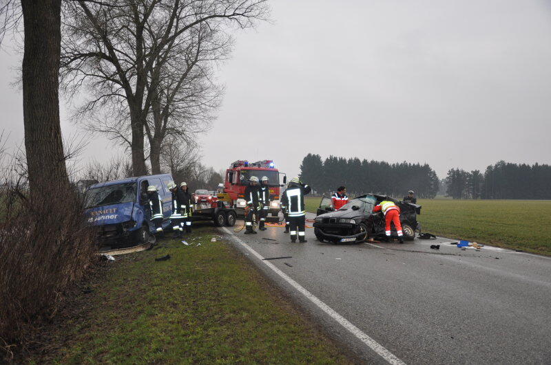 Am Donnerstagmorgen kam es auf der B299 zwischen Altötting und Unterneukirchen zu einem schweren Verkehrsunfall. Der Fahrer eines BMWs überholte mehrere Fahrzeuge und kam dabei ins schleudern. Daraufhin kollidierte das Fahrzeug mit einem Kleintransporter. Dieser erfasse den BMW seitlich auf der Fahrerseite.

Der Fahrer des erlag sofort seinen Verletzungen. Der Fahrer des Transporters wurde mit leichten Verletzungen ins Krankenhaus gebracht.